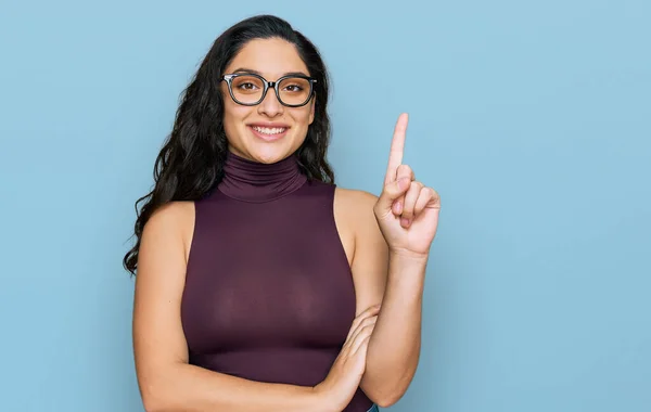 Brunett Ung Kvinna Bär Casual Kläder Och Glasögon Som Visar — Stockfoto