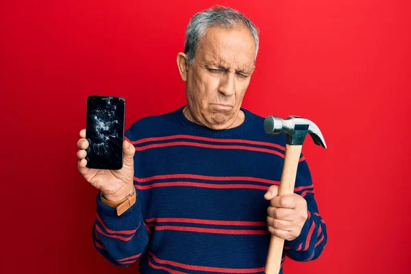 Högre Hispanic Man Håller Bruten Smartphone Visar Knäckt Skärm Och — Stockfoto