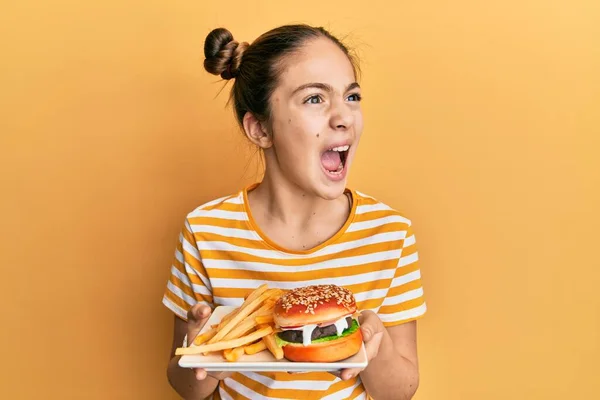 Hermosa Niña Morena Comiendo Una Sabrosa Hamburguesa Clásica Con Papas —  Fotos de Stock