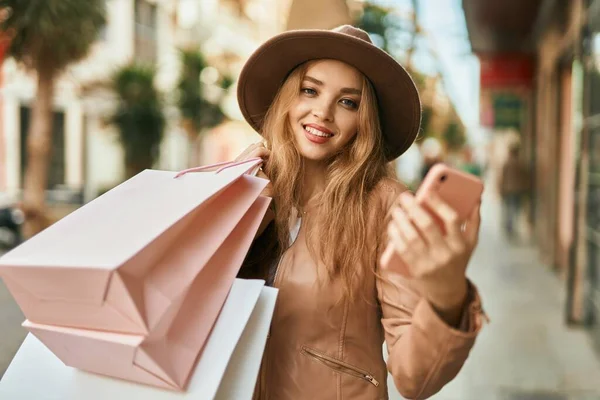 Young Blonde Girl Shopping Using Smartphone City — Stock Photo, Image