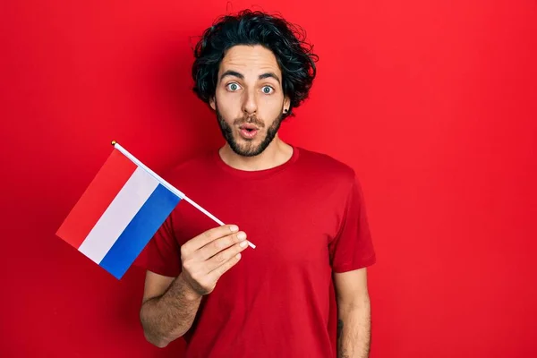 Schöner Hispanischer Mann Mit Niederländischer Flagge Erschrocken Und Erstaunt Mit — Stockfoto