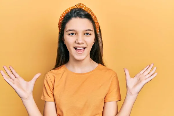 Menina Morena Jovem Vestindo Camisa Laranja Casual Celebrando Louco Louco — Fotografia de Stock