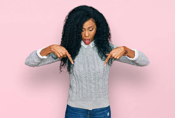 Medelålders Afrikansk Amerikansk Kvinna Bär Casual Kläder Pekar Ner Med — Stockfoto