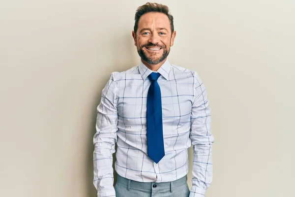 Homem Negócios Meia Idade Vestindo Camisa Negócios Gravata Com Sorriso — Fotografia de Stock