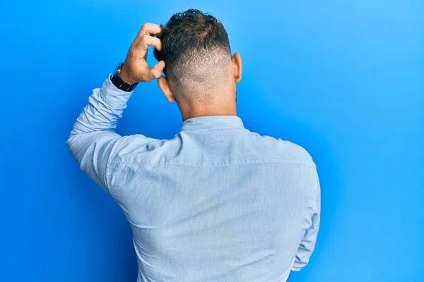 Junger Hispanischer Mann Lässiger Kleidung Und Brille Denkt Mit Der — Stockfoto