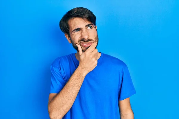 Ung Latinamerikansk Man Klädd Avslappnade Kläder Tänker Orolig För Fråga — Stockfoto