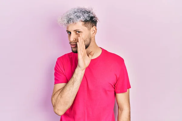 Jovem Hispânico Com Cabelo Tingido Moderno Vestindo Casual Rosa Shirt — Fotografia de Stock