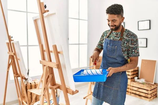 若いアフリカ系アメリカ人のアーティストの男は アートスタジオでペイントローラーで幸せな絵を笑って — ストック写真