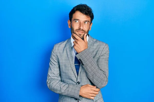 Hombre Guapo Con Barba Vistiendo Traje Negocios Corbata Con Mano —  Fotos de Stock