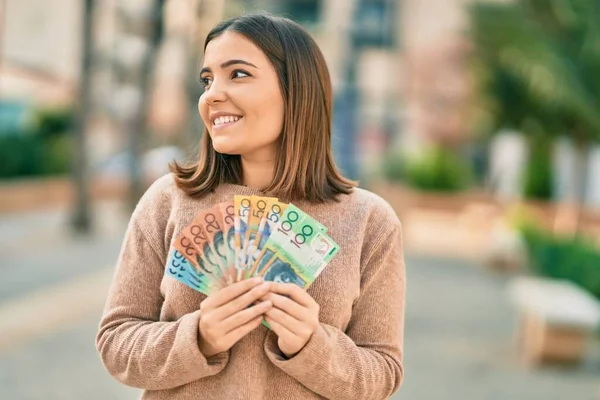 Genç Spanyol Kadın Gülümseyerek Avustralya Dolarlarını Şehirde Tutuyor — Stok fotoğraf