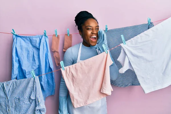 Mujer Afroamericana Con Pelo Trenzado Lavando Ropa Tendedero Gritando Gritando — Foto de Stock