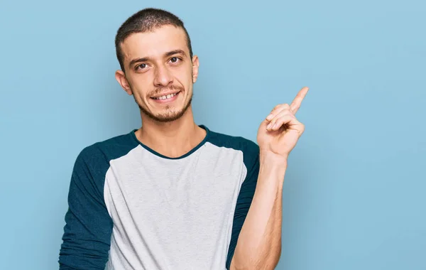 Latino Nuori Mies Yllään Rento Vaatteita Hymyillen Onnellinen Osoittaa Käsi — kuvapankkivalokuva