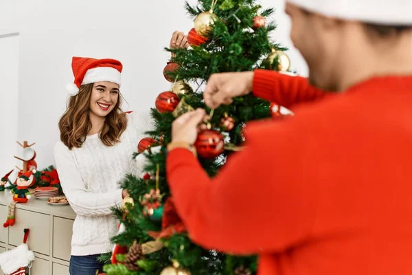 Νεαρό Ζευγάρι Ισπανόφωνων Διακοσμεί Χριστουγεννιάτικο Δέντρο Στο Σπίτι — Φωτογραφία Αρχείου