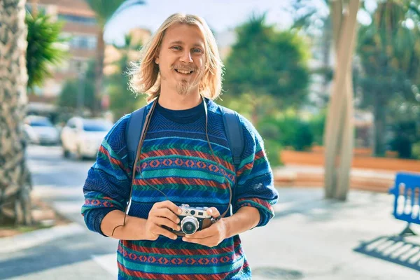 Jovem Turista Escandinavo Homem Sorrindo Feliz Para Cidade — Fotografia de Stock