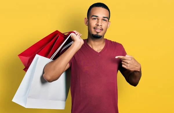 Afro Amerikalı Genç Adam Alışveriş Torbaları Tutuyor Gülümsüyor Mutlu Bir — Stok fotoğraf
