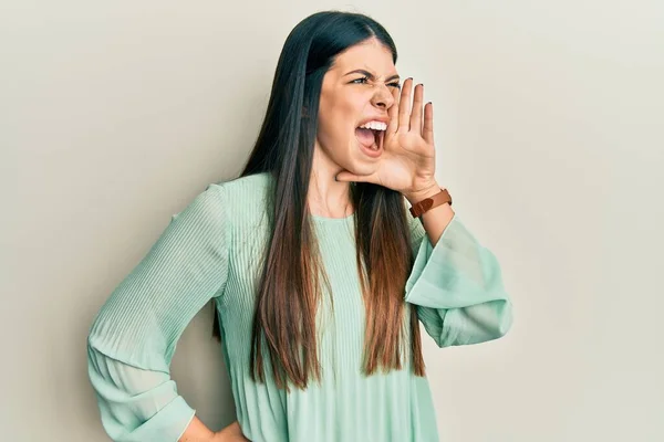 Young Hispanic Woman Wearing Casual Clothes Shouting Screaming Loud Side — Stock Photo, Image