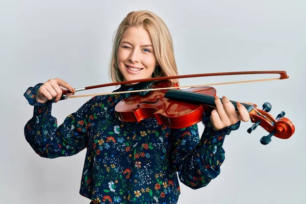 Jeune Femme Blonde Jouant Violon Clin Oeil Regardant Caméra Avec — Photo