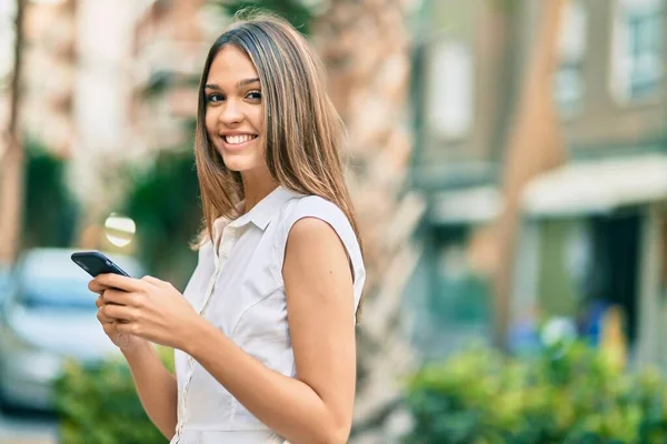 Hermosa Chica Adolescente Latina Sonriendo Feliz Usando Teléfono Inteligente Ciudad — Foto de Stock
