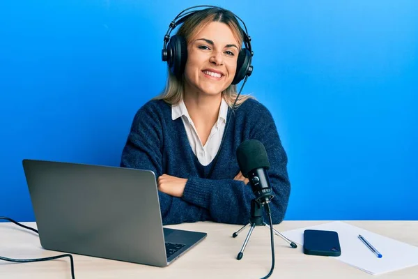 Mladá Běloška Pracující Rádiovém Studiu Šťastně Usmívá Zkříženýma Rukama Dívá — Stock fotografie