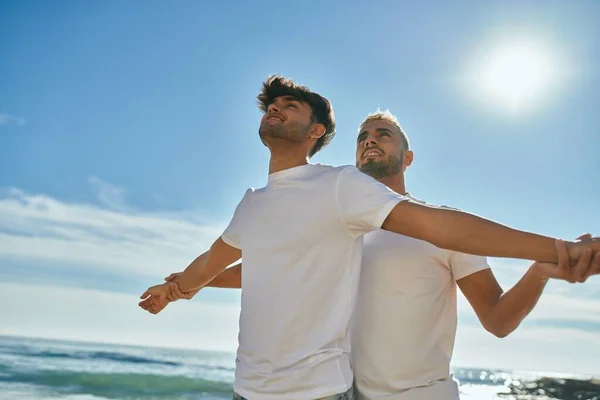 Genç Eşcinsel Çift Gülümsüyor Kumsalda Mutlu Bir Nefes Alıyor — Stok fotoğraf
