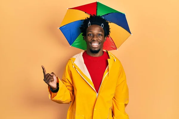 Jovem Afro Americano Vestindo Capa Chuva Amarela Com Grande Sorriso — Fotografia de Stock