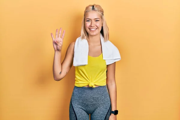 Schöne Blonde Sportlerin Workout Outfit Zeigt Und Zeigt Mit Finger — Stockfoto