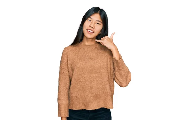 Hermosa Mujer Asiática Joven Vistiendo Suéter Invierno Casual Sonriendo Haciendo — Foto de Stock