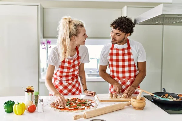 Νεαρό Ζευγάρι Χαμογελά Ευτυχισμένη Μαγείρεμα Ιταλική Πίτσα Στην Κουζίνα — Φωτογραφία Αρχείου