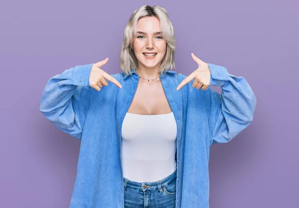 Ung Blondine Pige Iført Afslappet Tøj Ser Selvsikker Med Smil - Stock-foto