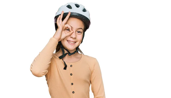 Hermosa Niña Morena Con Casco Bicicleta Sonriendo Feliz Haciendo Signo —  Fotos de Stock