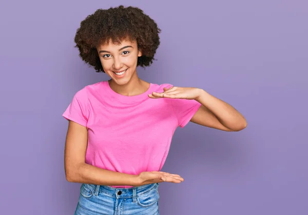 Menina Hispânica Jovem Vestindo Roupas Casuais Gestos Com Mãos Mostrando — Fotografia de Stock