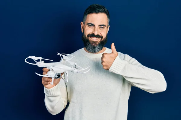 Jovem Hispânico Segurando Drone Sorrindo Feliz Positivo Polegar Para Cima — Fotografia de Stock