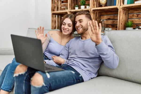 Unga Kaukasiska Par Som Har Videosamtal Med Bärbar Dator Hemma — Stockfoto