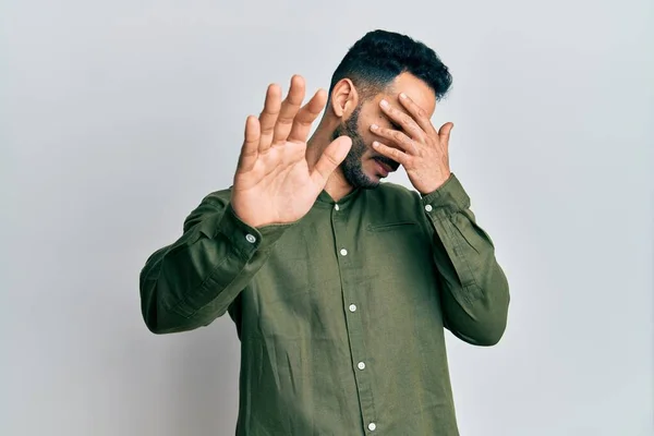 Jovem Hispânico Vestindo Roupas Casuais Cobrindo Olhos Com Mãos Fazendo — Fotografia de Stock