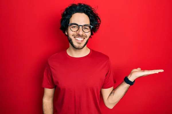 Schöner Hispanischer Mann Mit Lässigem Shirt Und Brille Der Fröhlich — Stockfoto