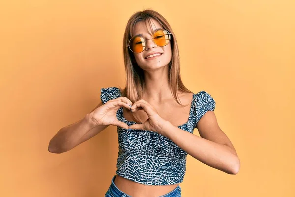 Tiener Kaukasisch Meisje Draagt Mode Gele Zonnebril Glimlachend Liefde Tonen — Stockfoto