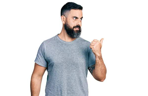 Homem Hispânico Com Barba Vestindo Casual Cinza Shirt Apontando Polegar — Fotografia de Stock