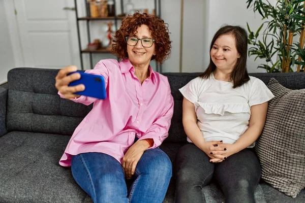 Olgun Anne Sendromlu Kız Evde Selfie Çekiyor — Stok fotoğraf