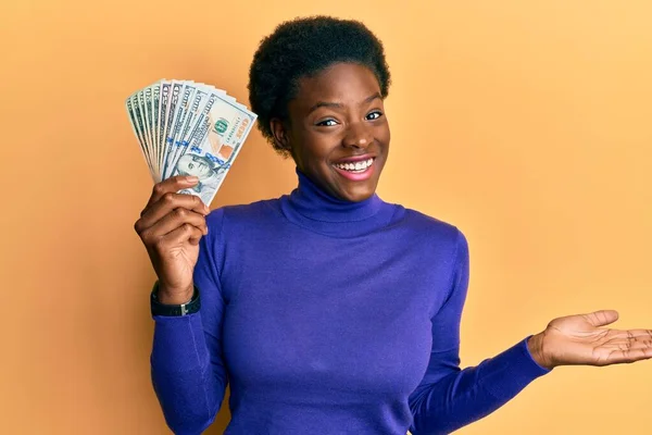 Молода Афроамериканка Тримає Долари Відзначаючи Досягнення Щасливою Усмішкою Виразом Переможця — стокове фото
