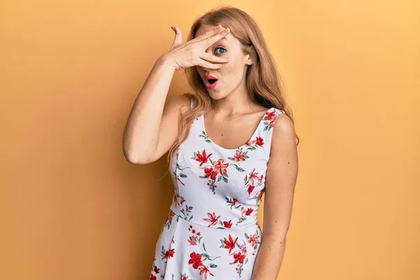 Beautiful Blonde Caucasian Woman Wearing Floral Dress Peeking Shock Covering — Stock Photo, Image