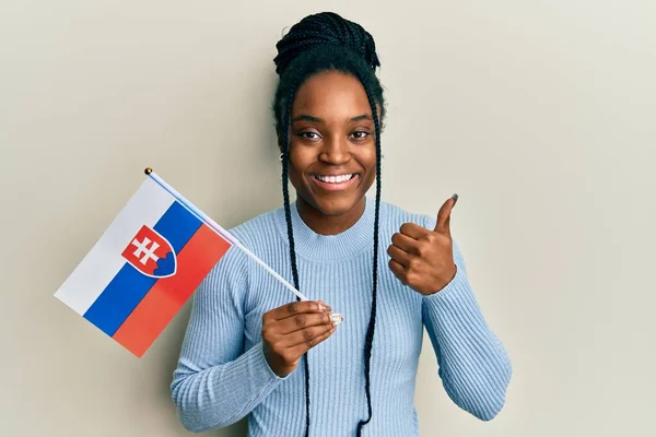 Saçları Örgülü Slovakya Bayrağı Taşıyan Mutlu Pozitif Gülümseyen Başparmağını Kaldırıp — Stok fotoğraf