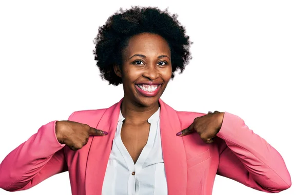 Afroamerikansk Kvinna Med Afro Hår Bär Business Jacka Ser Säker — Stockfoto