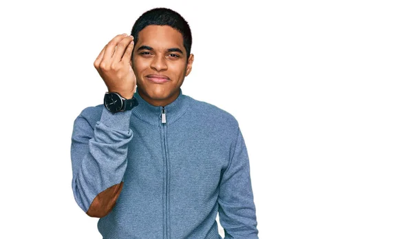 Ung Stilig Hispanic Man Bär Casual Sweatshirt Gör Italiensk Gest — Stockfoto