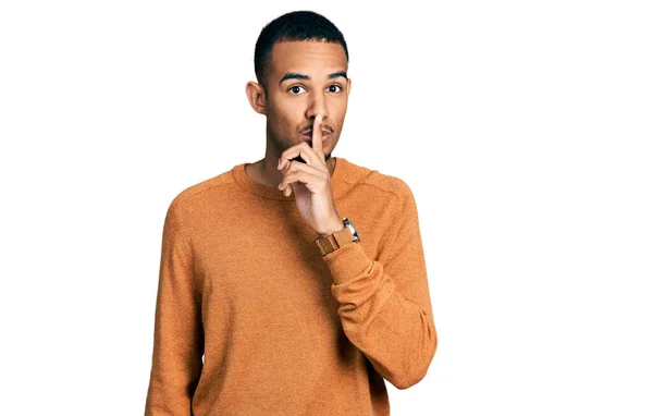 Junger Afrikanisch Amerikanischer Mann Lässiger Kleidung Der Mit Dem Finger — Stockfoto