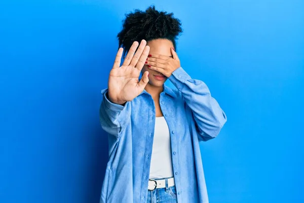 Młoda Afroamerykanka Ubrana Luźne Ubrania Zakrywająca Oczy Rękami Wykonująca Gesty — Zdjęcie stockowe