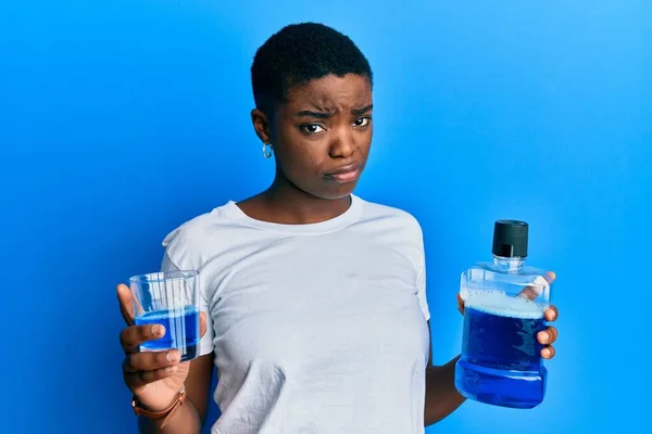 Jovem Afro Americana Segurando Enxaguatório Bucal Para Respirar Fresco Cético — Fotografia de Stock