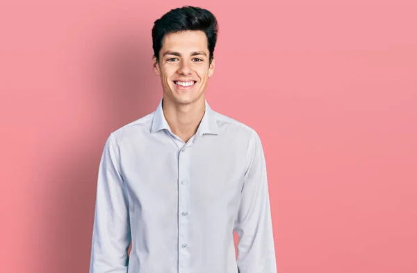 Junger Hispanischer Geschäftsmann Businesskleidung Mit Einem Fröhlichen Und Kühlen Lächeln — Stockfoto