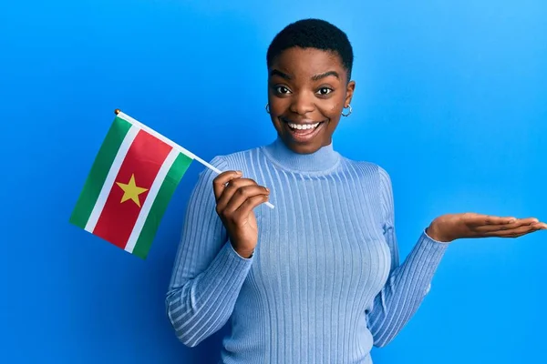 Afro Amerikalı Genç Bir Kadın Elinde Bayrak Tutarak Zaferi Mutlu — Stok fotoğraf