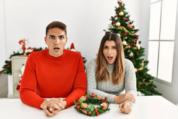 Jong Hispanic Paar Zitten Aan Tafel Kerst Bang Geschokt Met — Stockfoto