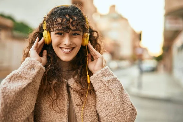 Jonge Spaanse Vrouw Glimlachen Gelukkig Met Behulp Van Koptelefoon Stad — Stockfoto